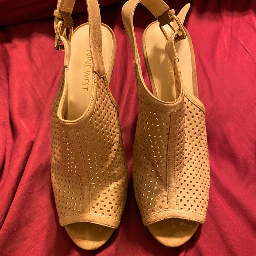 Nine West tan leather peep toe 4” stiletto, size 8, good condition.